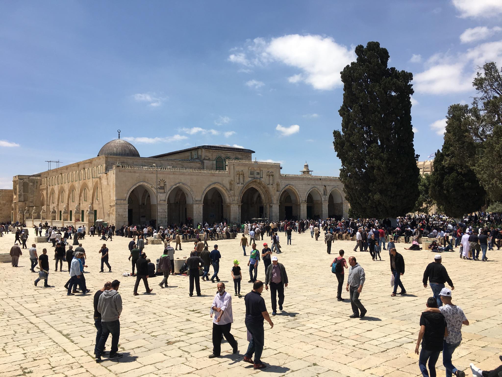 180 الف  يؤدون صلاة الجمعة الأولى من رمضان في رحاب المسجد الاقصى  وسط إجراءات أمنية إسرائيلية مشددة